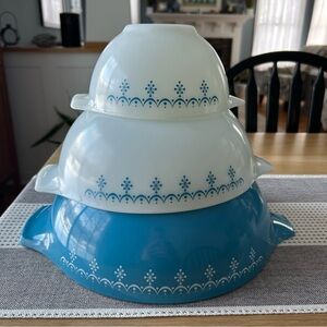 Vintage Pyrex Blue and White Cinderella Mixing Bowl Set. Snowflake Garland